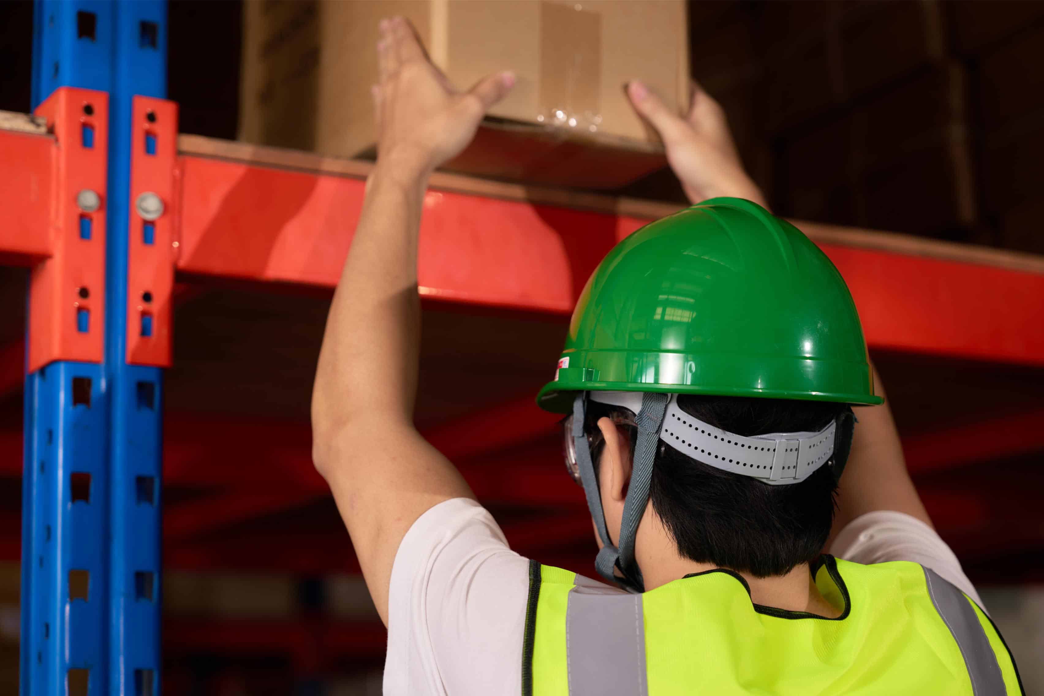 ผู้ชายหมวกนิรภัยสีเขียวซึ่งมักใช้สำหรับเจ้าหน้าที่ความปลอดภัย (จป.) หน่วยปฐมพยาบาลเบื้องต้น