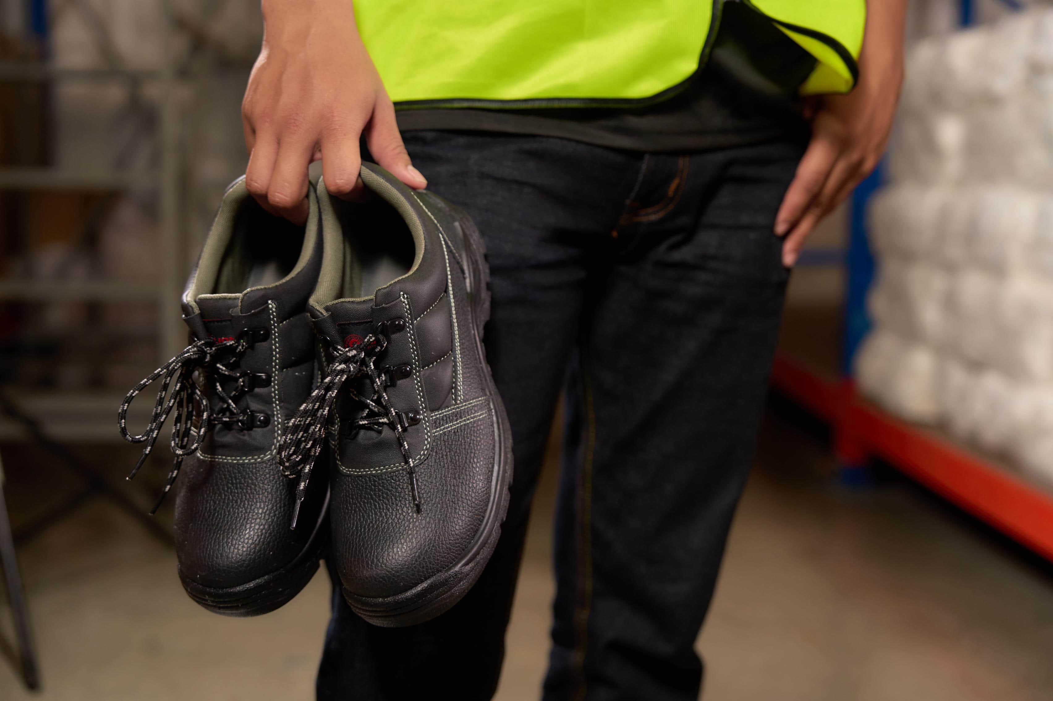 ประโยชน์ของรองเท้านิรภัยคือการป้องกันอุบัติเหตุและการบาดเจ็บที่อาจเกิดขึ้นกับเท้าในสถานที่ทำงาน