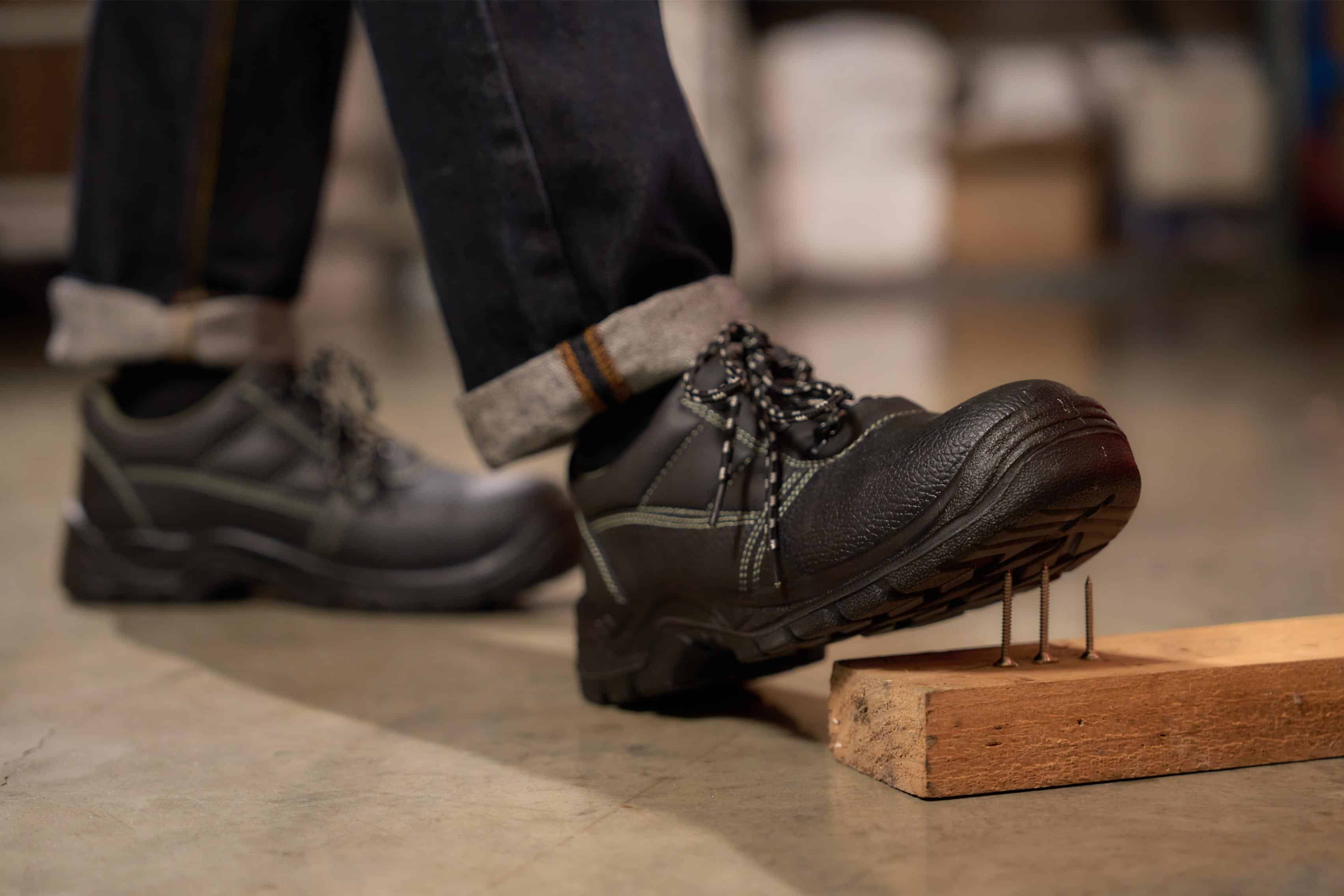 หนึ่งในประโยชน์ของรองเท้านิรภัยคือการลดการเจาะทะลุจากตะปูและเศษเหล็ก