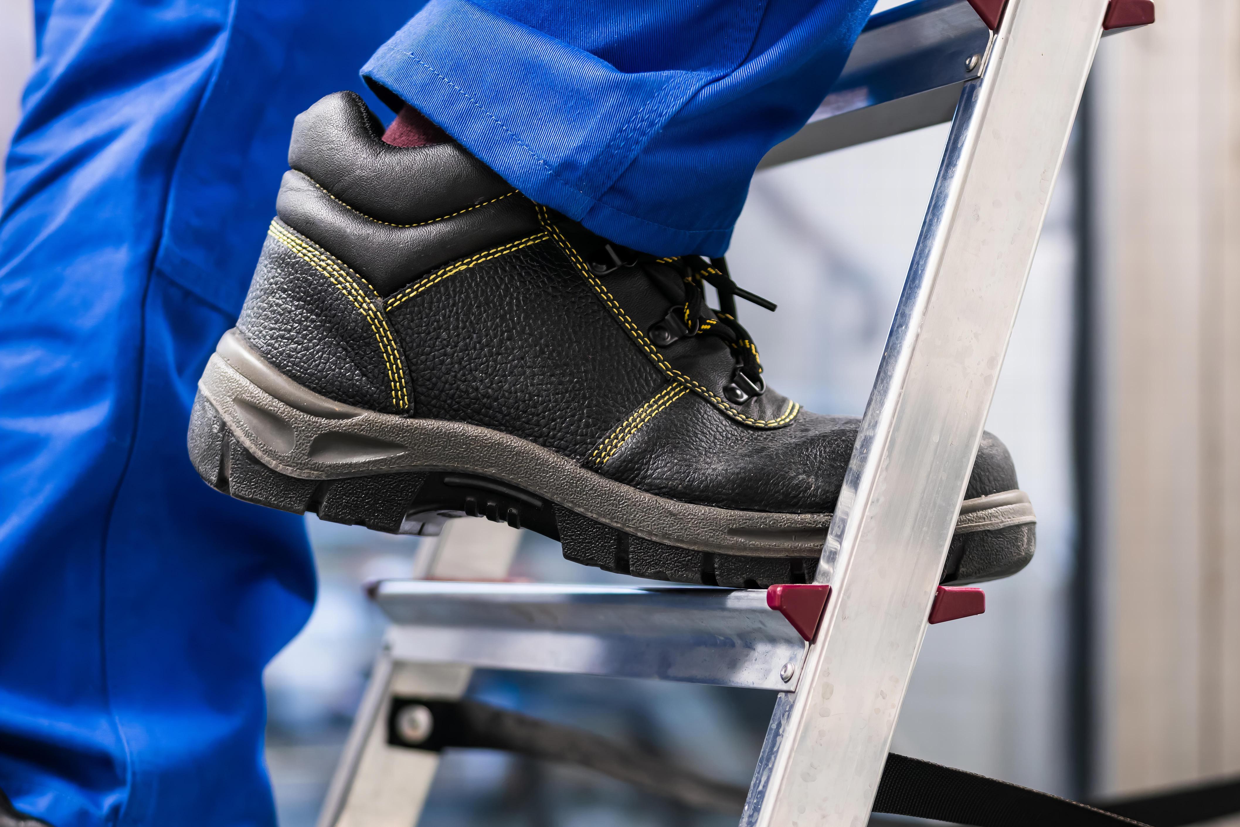 การดูแลรักษาพื้นรองเท้าเซฟตี้เพื่อความปลอดภัยของพนักงาน