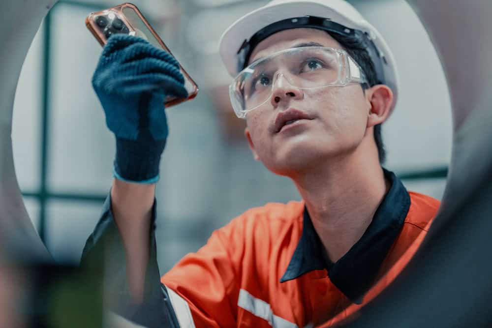 ผู้ชายสวมแว่นตานิรภัยที่มีอายุการใช้งาน 1-2 ปี