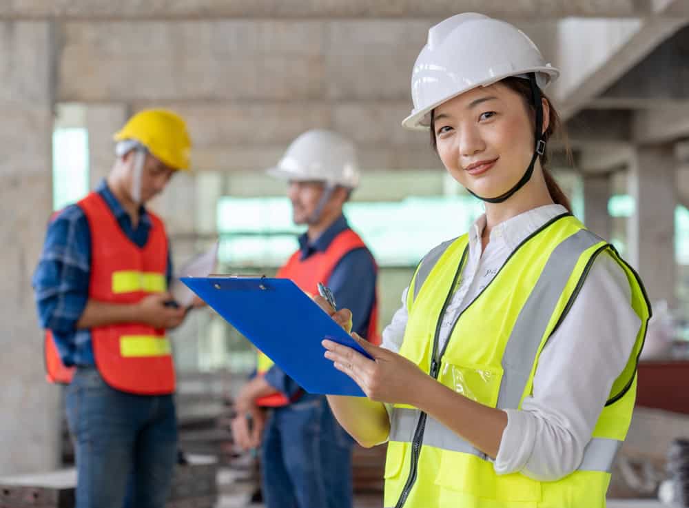 ผู้ปฏิบัติงานกำลังทำความเข้าใจเรื่องความปลอดภัยในการทำงานกับเครื่องจักร